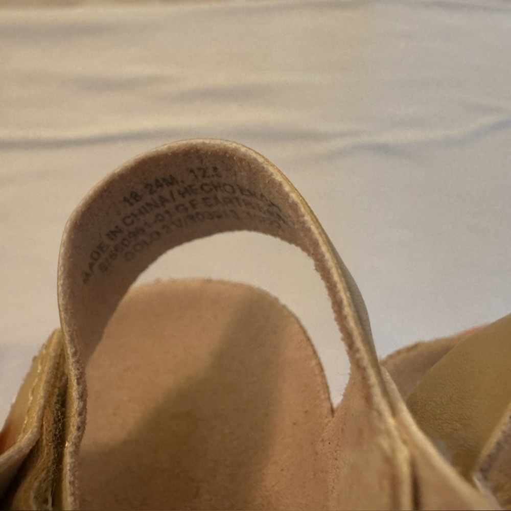 Old Navy Gold Sandals for Baby Girl - Picture 5 of 8